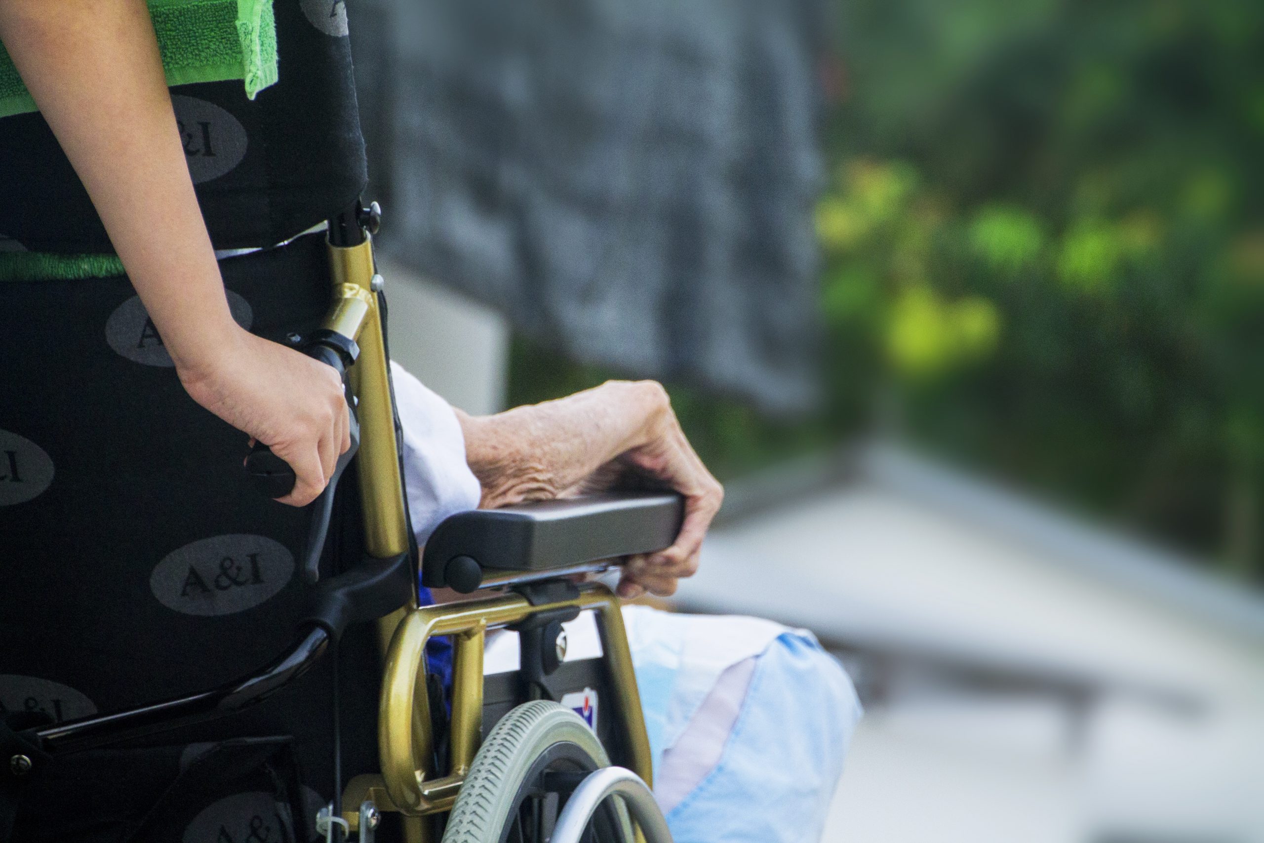 Frau im Rollstuhl bekommt Verhinderungspflege in Bad Lippspringe