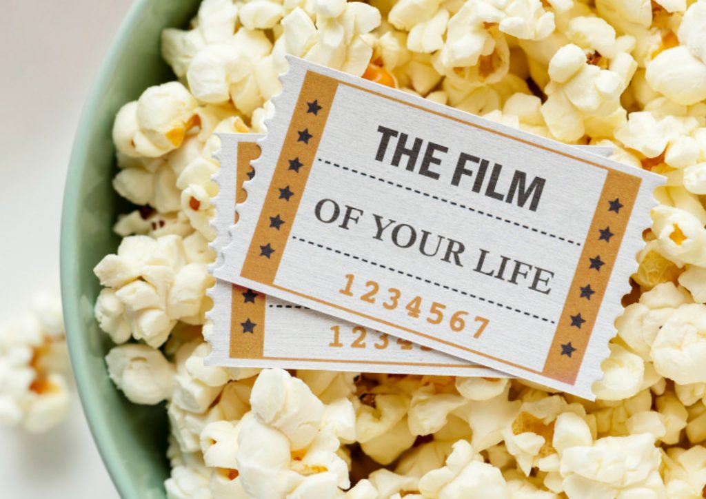 Eine Schale mit Popcorn und Filmtickets