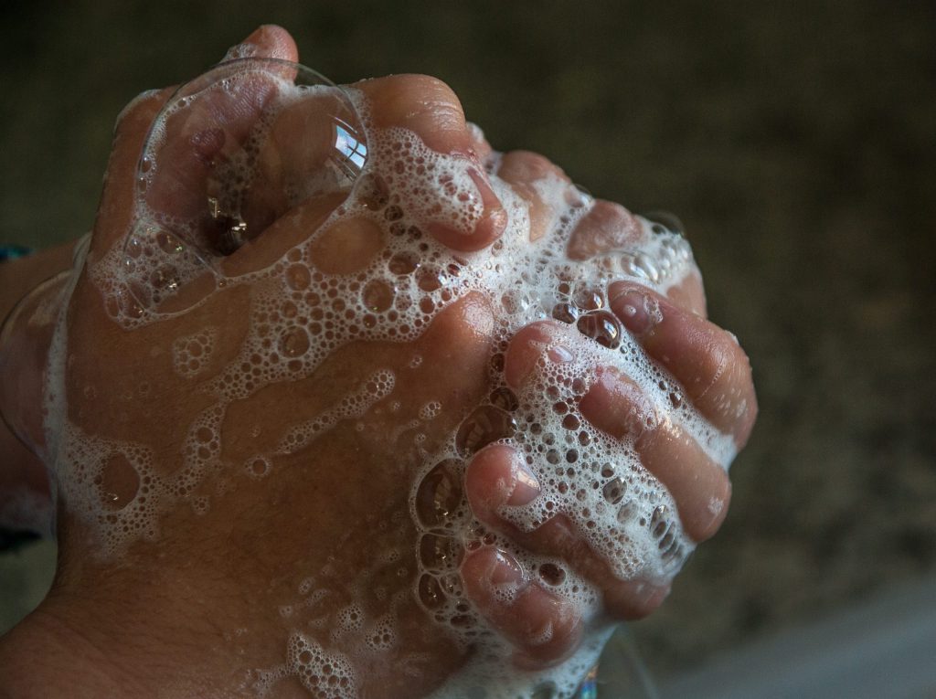 Ein Bild vom Händewaschen mit Seife.